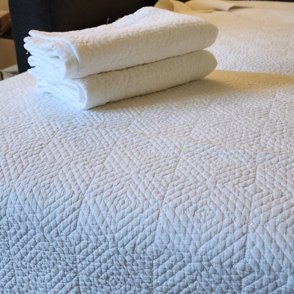 Bedspread/Quilt/Coverlet - Picture 2 of 6